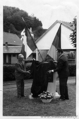 Stèle matérialisant le jumelage entre les deux communes, érigée à coté du monument aux morts à Walschbronn.